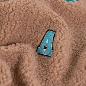 Boucle teddy  lettre  brun  -qjuties