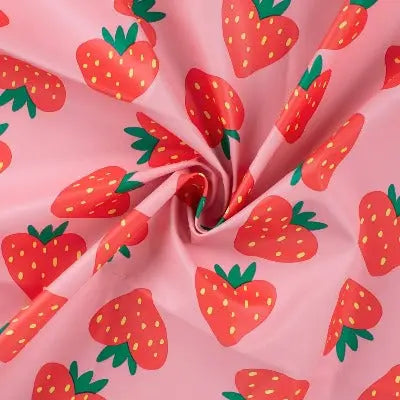Tissu toile imperméable pour ciré - Fraises fond rose - La boite à tissus