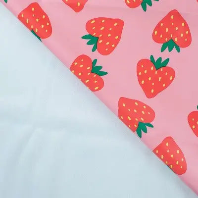 Tissu toile imperméable pour ciré - Fraises fond rose - La boite à tissus