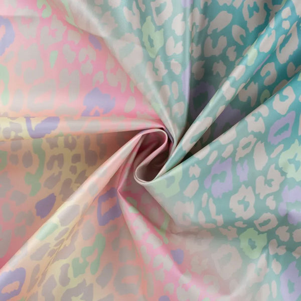 Tissu toile imperméable pour ciré -Léopard rose et vert - La boite à tissus