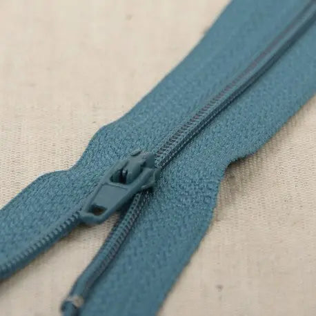 Tirette fine polyester n°2 non séparable 45 cm - La boite à tissus