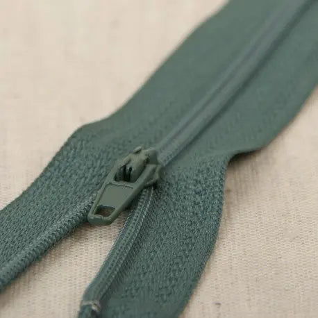 Tirette fine polyester n°2 non séparable 60 cm - La boite à tissus
