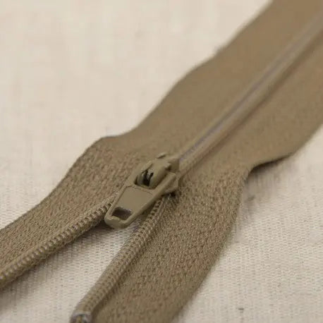 Tirette fine polyester n°2 non séparable 60 cm - La boite à tissus