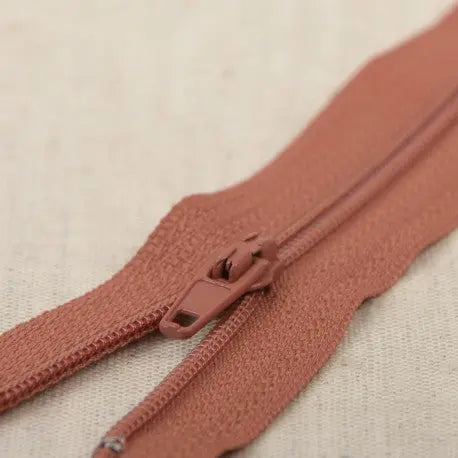 Tirette fine polyester n°2 non séparable 60 cm - La boite à tissus