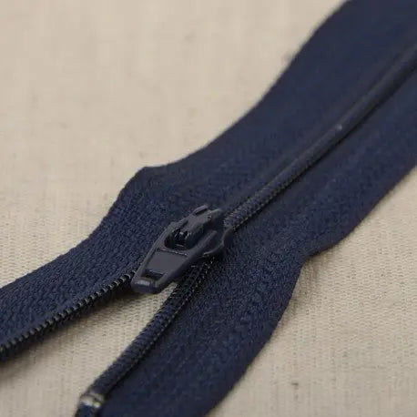 Tirette fine polyester n°2 non séparable 60 cm - La boite à tissus