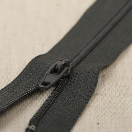Tirette fine polyester n°2 non séparable 55 cm - La boite à tissus